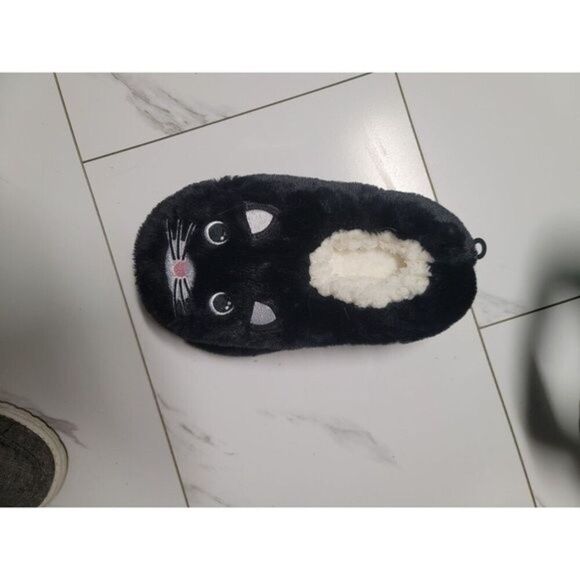 NWT - womens black cat fuzzy slippers - Picture 1 of 2